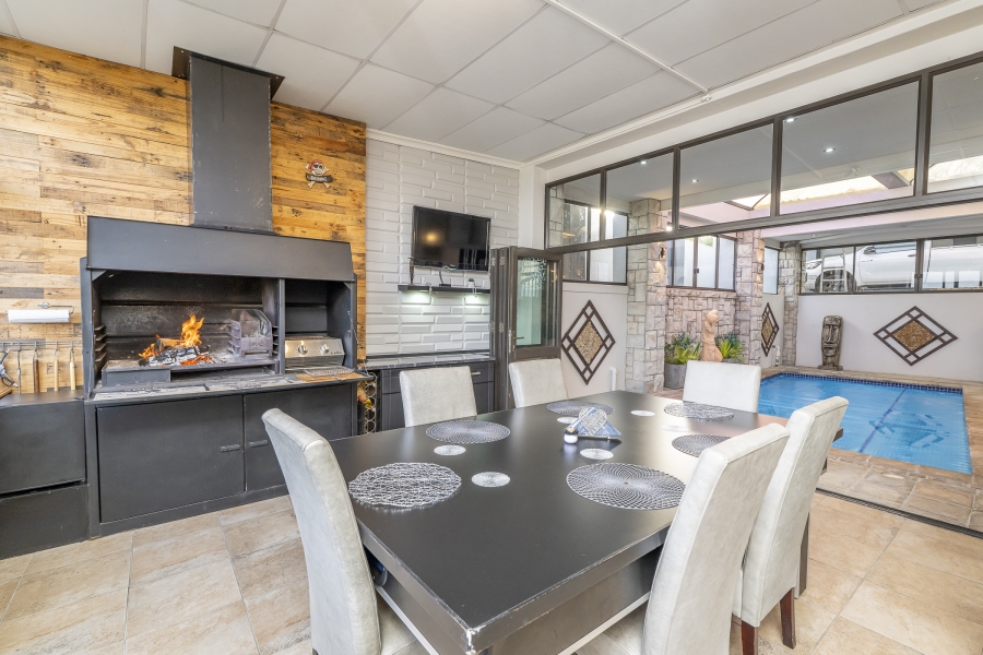 4 Bedroom Property for Sale in Van Riebeeckshof Western Cape